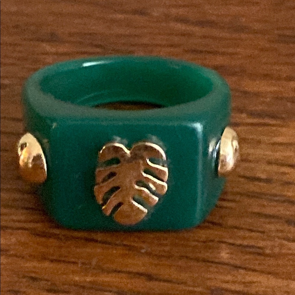 Vintage Bakelite Teal Green Monstera Leaf Ring